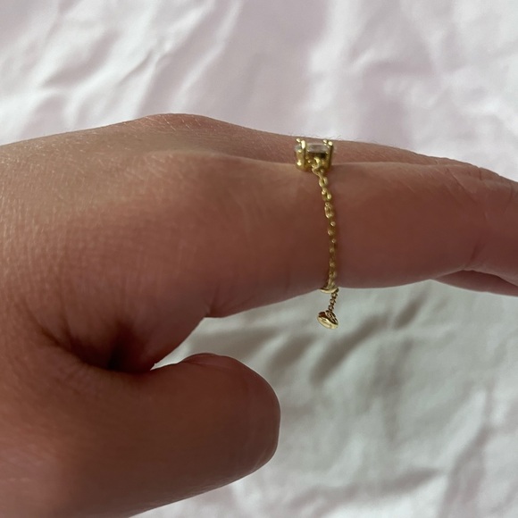 Dainty adjustable chain ring with oval stone - Picture 4 of 4